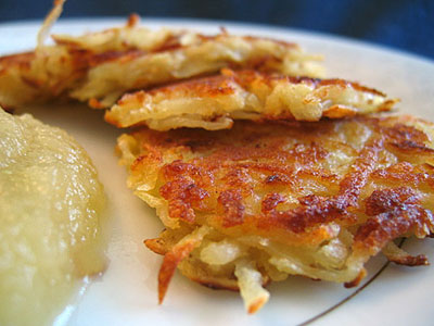 potato-latkes-applesauce