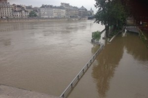 Les Hamburgers in the City of Light and Strikes and Floods